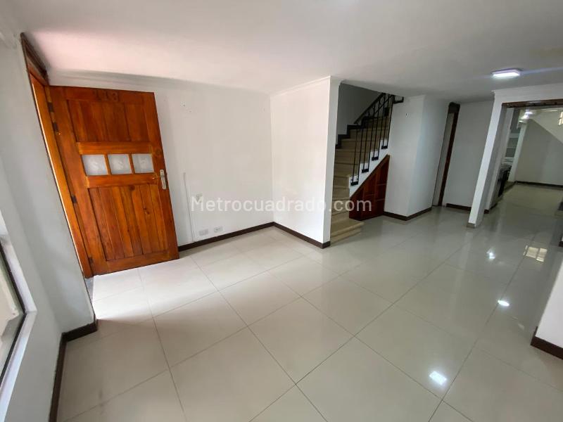 Beautiful 4BR House in Robledo - 6