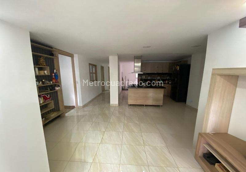 Spacious 4BR House in La Floresta - 3