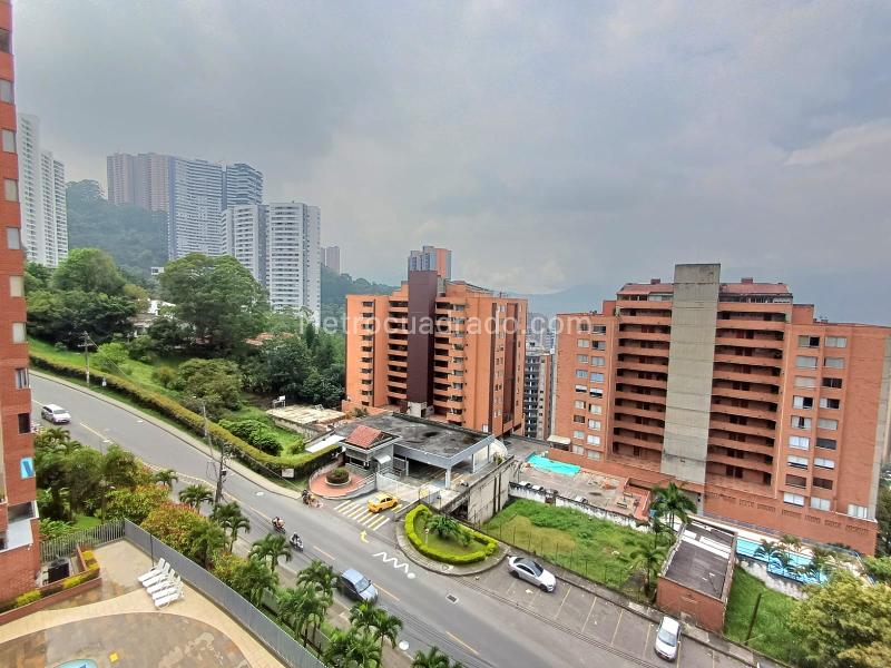 Modern 3BR Apartment with Amenities in Loma Del Indio