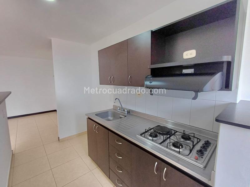 Modern 3BR Apartment with Amenities in Loma Del Indio - 4