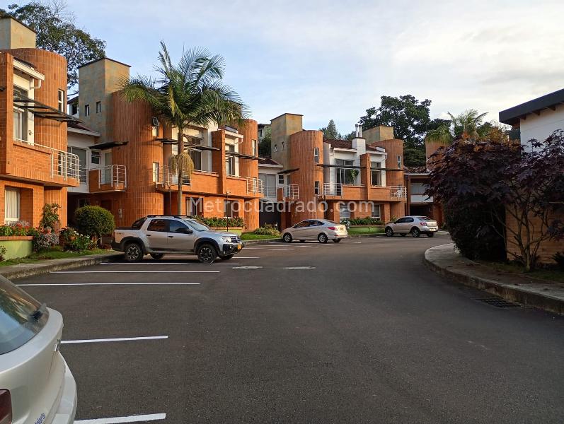 Spectacular 4BR House for Rent in El Retiro - 2