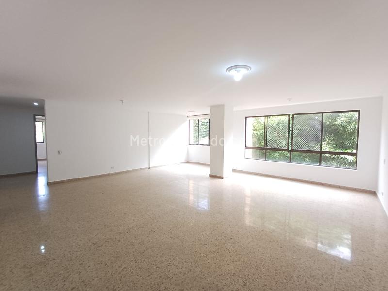 Apartamento Amplio de 3 Alcobas en Los Parra, El Poblado