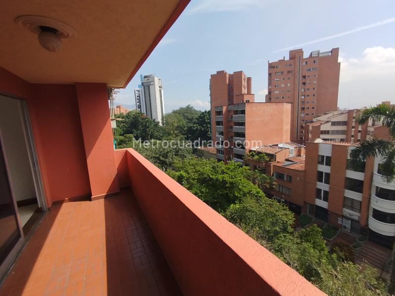 Apartamento Amplio de 4 Alcobas Cerca al Segundo Parque en Laureles