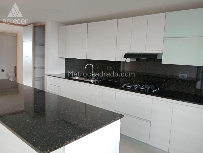 Spacious 3BR Apartment with Balconies in El Tesoro - 3