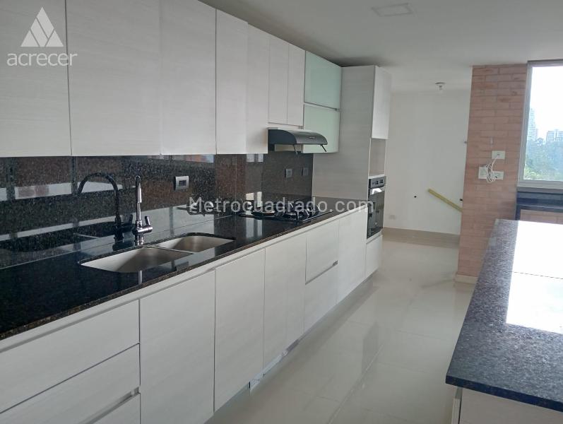 Spacious 3BR Apartment with Balconies in El Tesoro - 4