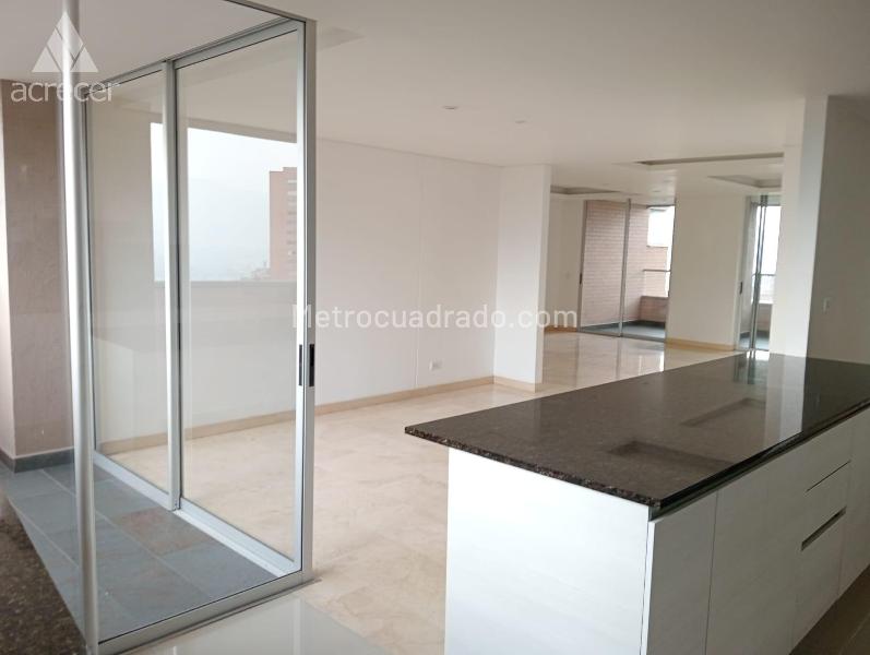 Spacious 3BR Apartment with Balconies in El Tesoro - 5