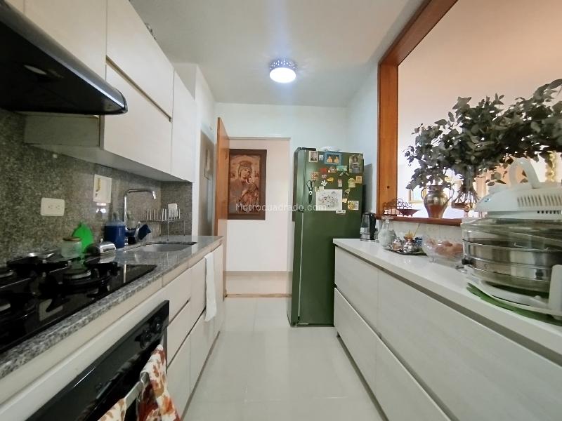 Apartamento de 3 Alcobas con Vista a la Ciudad y Balcón en El Campestre - 9