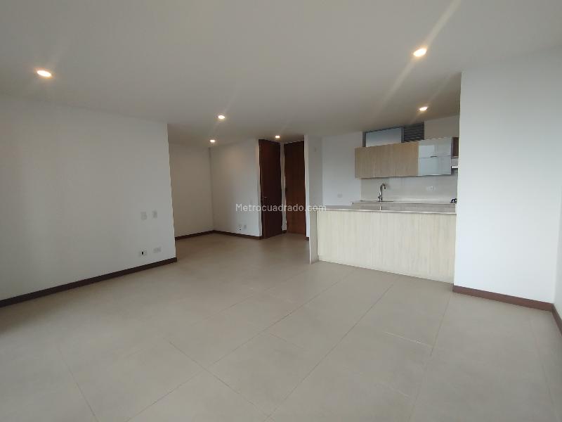 Bright 3BR Apartment with Balcony in Los Gonzalez - 2