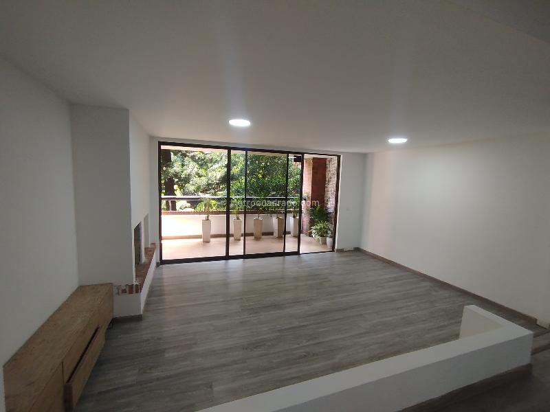 Apartamento Amplio de 3 Alcobas con Piscina en El Poblado - 8