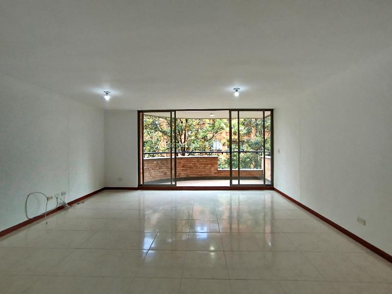 Apartamento Estiloso de 3 Alcobas en El Poblado con Piscina