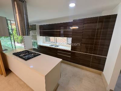 Casa de 3 alcobas en arriendo en Loma El Atravezado, Envigado, 407 m² · foto 3 de 20