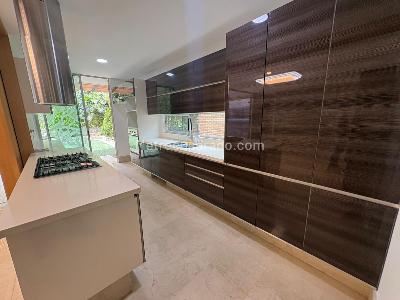 Casa de 3 alcobas en arriendo en Loma El Atravezado, Envigado, 407 m² · foto 4 de 20