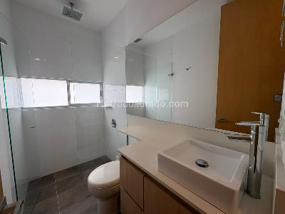 Casa de 3 alcobas en arriendo en Loma El Atravezado, Envigado, 407 m² · foto 5 de 20