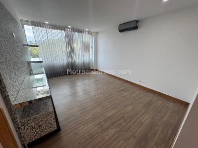 Casa de 3 alcobas en arriendo en Loma El Atravezado, Envigado, 407 m² · foto 10 de 20