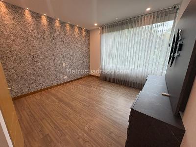 Casa de 3 alcobas en arriendo en Loma El Atravezado, Envigado, 407 m² · foto 13 de 20