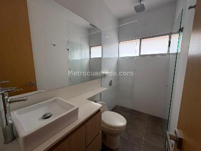 Casa de 3 alcobas en arriendo en Loma El Atravezado, Envigado, 407 m² · foto 14 de 20