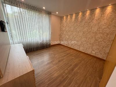 Casa de 3 alcobas en arriendo en Loma El Atravezado, Envigado, 407 m² · foto 16 de 20