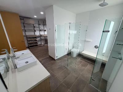 Casa de 3 alcobas en arriendo en Loma El Atravezado, Envigado, 407 m² · foto 18 de 20