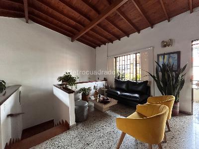 Casa de 4 alcobas en venta en Granada, Medellín, 231 m² · foto 2 de 20
