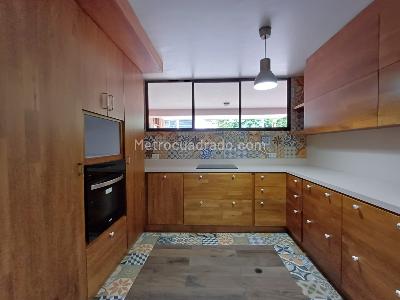 Casa de 4 alcobas en arriendo en Transversal Inferior, Medellín, 260 m² · foto 2 de 20