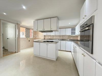 Apartamento en venta en Laureles, Medellín · foto 2 de 15