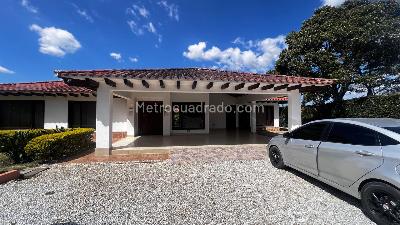 Casa de 4 alcobas en arriendo en Vereda Cabeceras, Rionegro, 1300 m² · foto 2 de 20