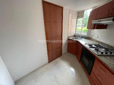 Apartamento de 2 alcobas en arriendo en Loma De Los Bernal, Medellín, 65 m² · foto 2 de 15