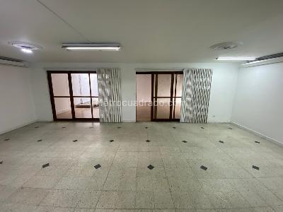 Casa de 4 alcobas en arriendo en Conquistadores, Medellín, 340 m² · foto 3 de 20