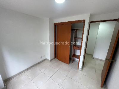 Apartamento de 3 alcobas en arriendo en Los Alpes, Medellín, 79 m² · foto 9 de 16