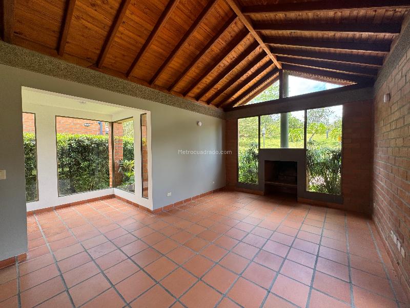 Country Home with Green Space in El Retiro - 4