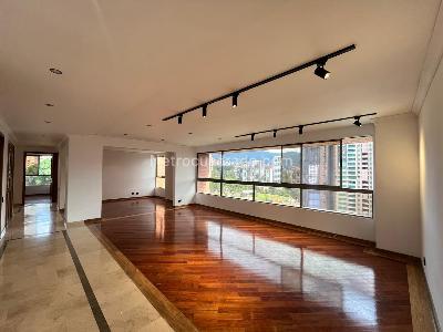 Apartamento de 3 alcobas en arriendo en Los Balsos, Medellín, 226 m² · foto 2 de 20