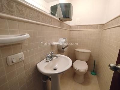 Casa de 5 alcobas en arriendo en El Nogal- Los Almendros, Medellín, 225 m² · foto 17 de 20