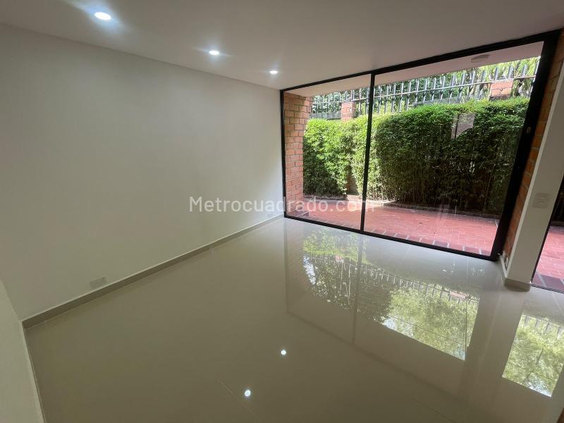 Spacious 5-Bedroom Apartment in La Nubia, Medellín