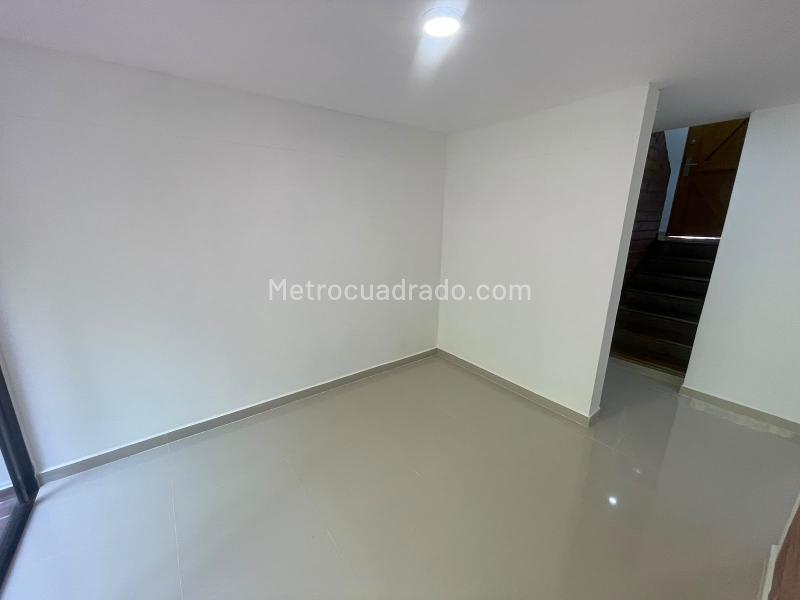 Spacious 5-Bedroom Apartment in La Nubia, Medellín - 3