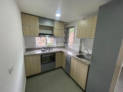 Apartamento de 3 alcobas en arriendo en Loma De Los Bernal, Medellín, 50 m² · foto 5 de 16