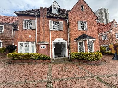 Casa de 5 alcobas en venta en Chapinero Alto Emaus, Bogotá, 876 m² · foto 16 de 19