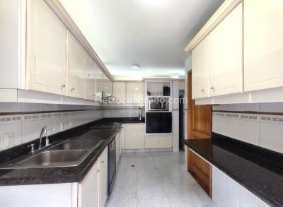 Apartamento de 3 alcobas en venta en Los Rosales Chico, Bogotá, 206 m² · foto 12 de 20