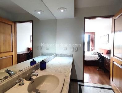Apartamento de 3 alcobas en venta en Los Rosales Chico, Bogotá, 206 m² · foto 16 de 20