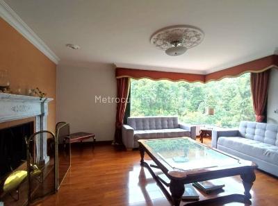Apartamento de 3 alcobas en venta en Los Rosales Chico, Bogotá, 206 m² · foto 2 de 20