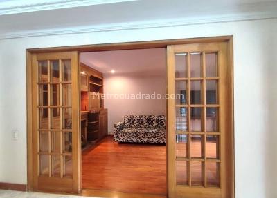 Apartamento de 3 alcobas en venta en Los Rosales Chico, Bogotá, 206 m² · foto 4 de 20