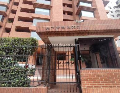 Apartamento de 3 alcobas en venta en Los Rosales Chico, Bogotá, 206 m² · foto 3 de 20
