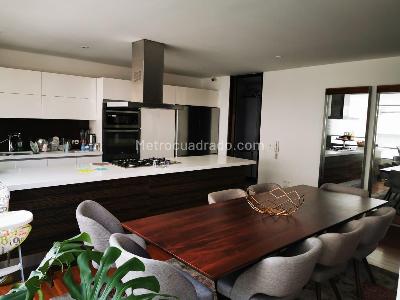 Apartamento de 3 alcobas en venta en Chico Centro, Bogotá, 171 m² · foto 2 de 17