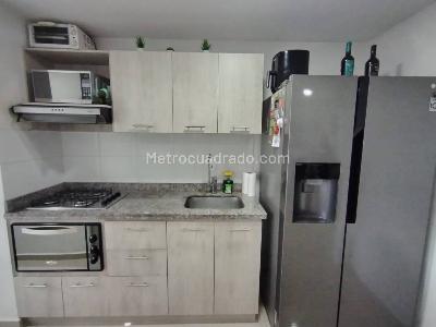 Apartamento de 2 alcobas en venta en Las Lomitas, Sabaneta, 67 m² · foto 3 de 12