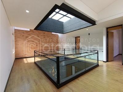 Casa de 4 alcobas en venta en Loma El Atravesado, Envigado, 380 m² · foto 18 de 20