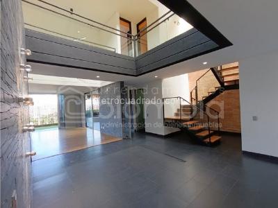 Casa de 4 alcobas en venta en Loma El Atravesado, Envigado, 380 m² · foto 2 de 20