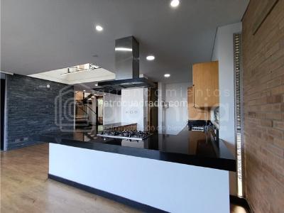 Casa de 4 alcobas en venta en Loma El Atravesado, Envigado, 380 m² · foto 6 de 20