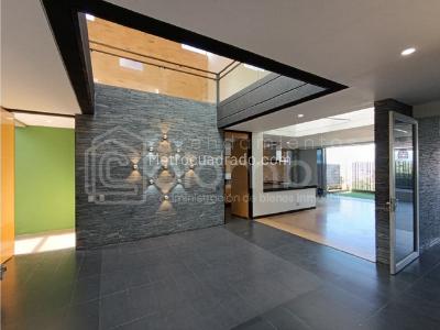 Casa de 4 alcobas en venta en Loma El Atravesado, Envigado, 380 m² · foto 7 de 20