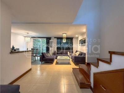 Casa de 3 alcobas en venta en Intermedia, Envigado, 198 m² · foto 2 de 15