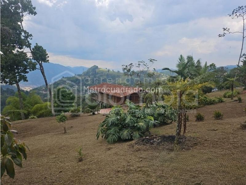 2BR Finca in Vereda Salinas (200 m²)