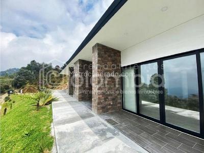 Casa de 3 alcobas en venta en La Catedral, Envigado, 220 m² · foto 2 de 20